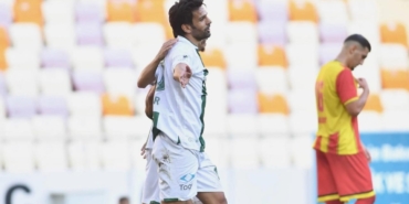 1-lige-cikan-bursaspor-takim-kaptaniyla-yollarini-ayirdi-z7gP6vtT.jpg