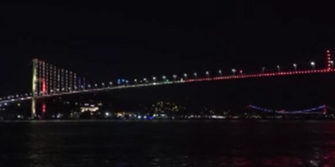 15-temmuz-sehitler-koprusu-sari-kirmiziya-burundu-BIqaf5SB.jpg