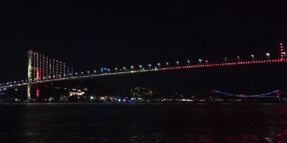 15-temmuz-sehitler-koprusu-sari-kirmiziya-burundu-BIqaf5SB.jpg