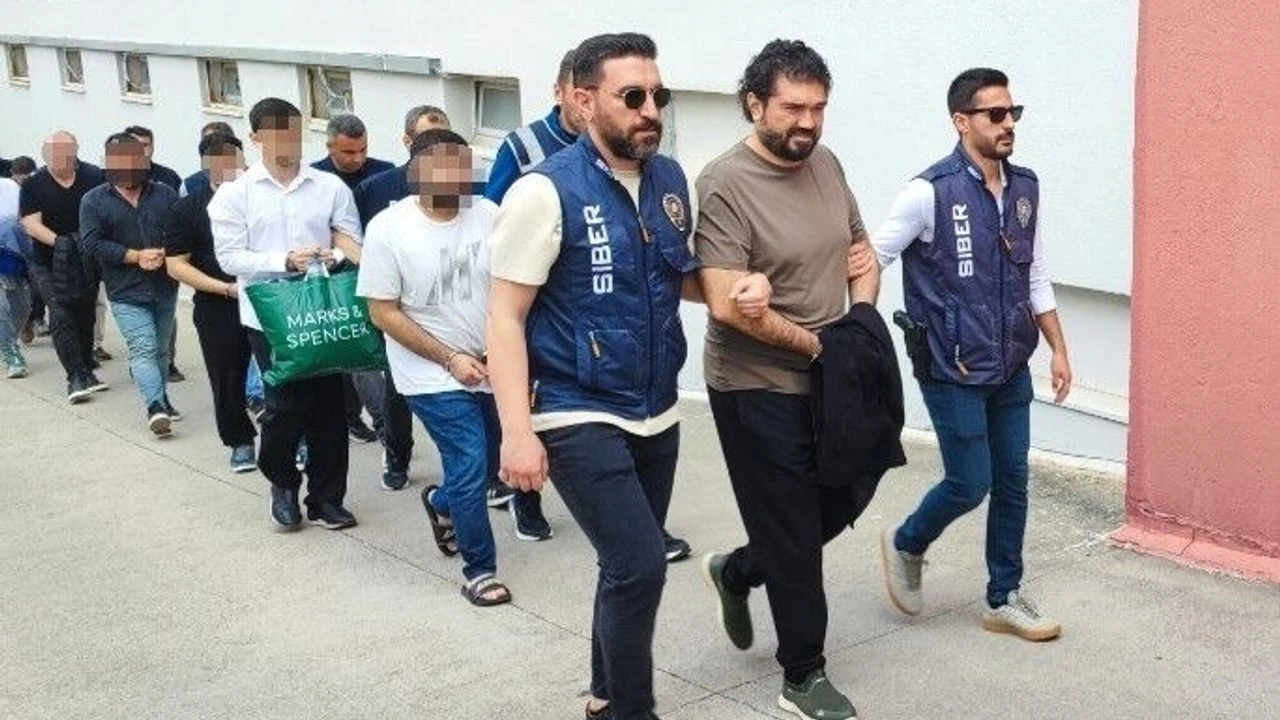 adanada-5-liralik-sifreyle-milyonluk-vurgun-ortaya-cikti