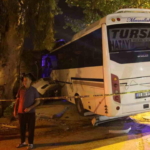 alkollu-surucunun-kullandigi-minibus-is-yerine-daldi-2-yarali-jzXkJK4T.jpg