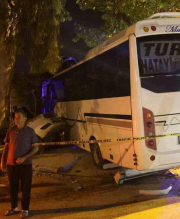 alkollu-surucunun-kullandigi-minibus-is-yerine-daldi-2-yarali-jzXkJK4T.jpg