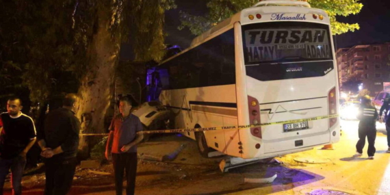 alkollu-surucunun-kullandigi-minibus-is-yerine-daldi-2-yarali-jzXkJK4T.jpg