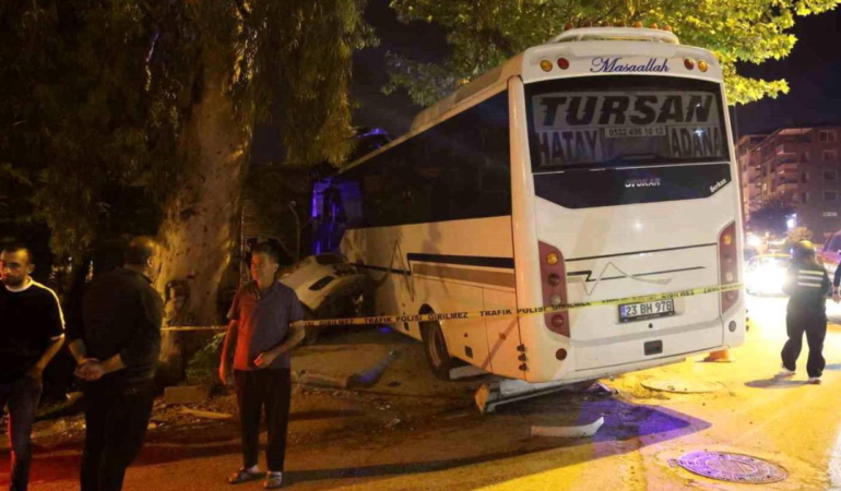 alkollu-surucunun-kullandigi-minibus-is-yerine-daldi-2-yarali-jzXkJK4T.jpg