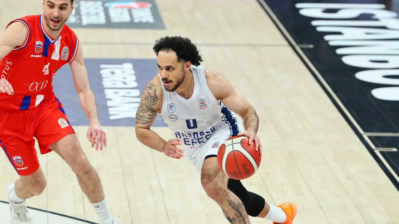 anadolu-efes-onvo-buyukcekmece-basketbolu-farkli-maglup-etti-TBIcGOWj.jpg