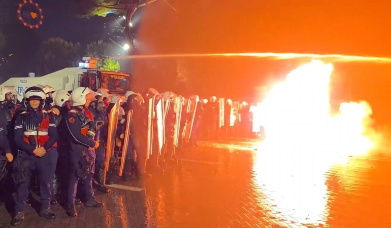 arnavutluk-karisti-tiranda-hukumet-karsiti-protestolarda-catisma-1c7hbb7X.jpg