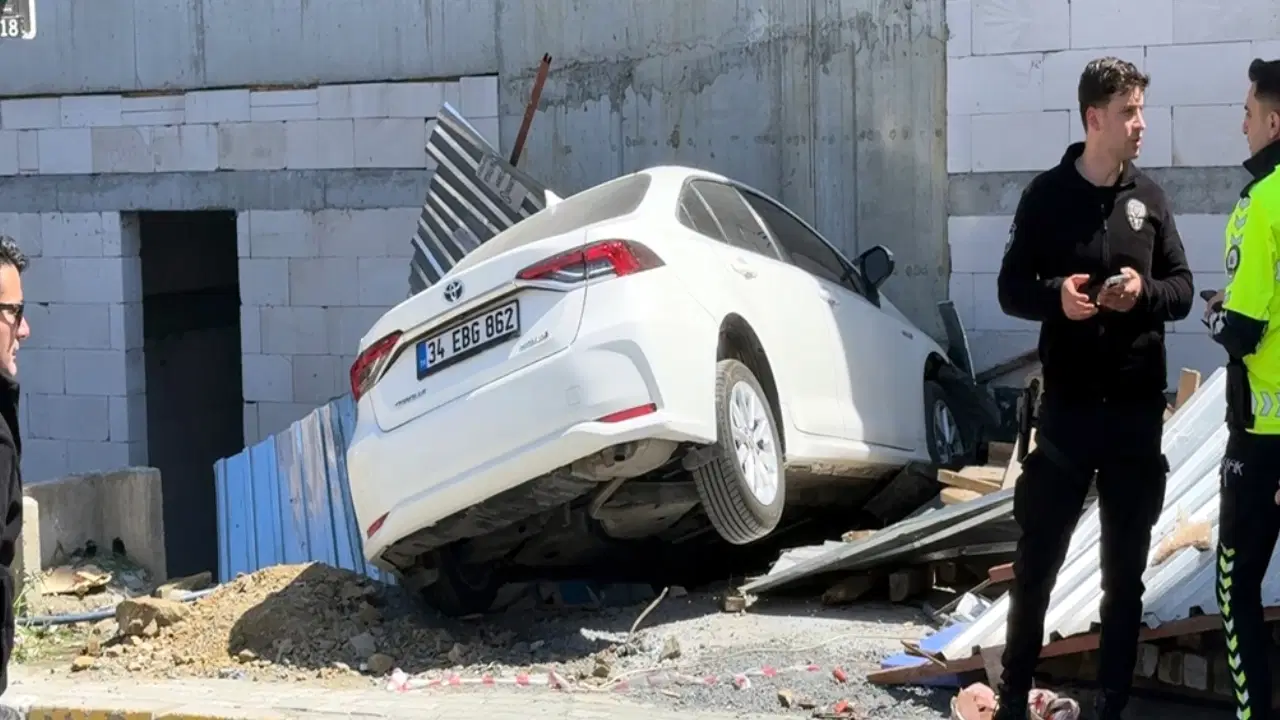 avcilarda-fren-yerine-gaza-basti-yolun-karsisina-gecen-eskiciye-carpip-santiyeye-girdi-TFxEiJp9.jpg
