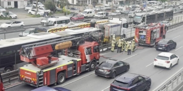 avcilarda-metrobuste-yangin-seferlerde-aksama-yasaniyor-7R7xLvEG.jpg