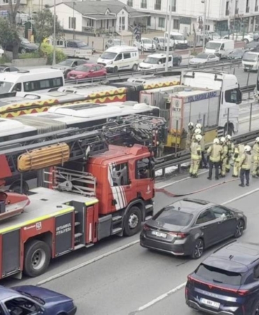 avcilarda-metrobuste-yangin-seferlerde-aksama-yasaniyor-7R7xLvEG.jpg