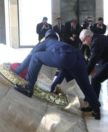 bakan-guler-oyak-yonetim-kurulu-uyeleri-ile-anitkabiri-ziyaret-etti-VzTN4tyl.jpg