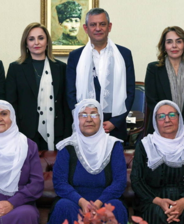 baris-anneleri-heyetinden-chp-lideri-ozgur-ozele-ziyaret-H73F98Mm.jpg