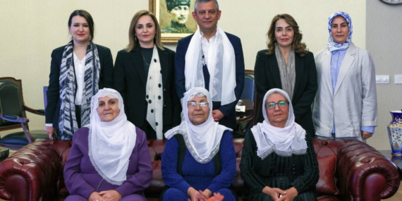 baris-anneleri-heyetinden-chp-lideri-ozgur-ozele-ziyaret-H73F98Mm.jpg