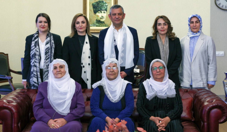 baris-anneleri-heyetinden-chp-lideri-ozgur-ozele-ziyaret-H73F98Mm.jpg