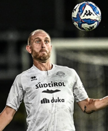 ceza-almisti-ihanet-ettigi-eski-takimina-karsi-oynamamak-icin-40-yasinda-futbolu-birakti-PXQIUIMa.jpg