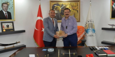 chpden-istifa-edip-akpye-gececegi-soylenen-veysel-topcunun-akp-enkazi-afisi-yeniden-gundemde-ckSlObzA.jpg