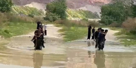 dere-kenarinda-mahsur-kalan-5-arkadasi-itfaiye-kurtardi-trRhG4iy.jpg