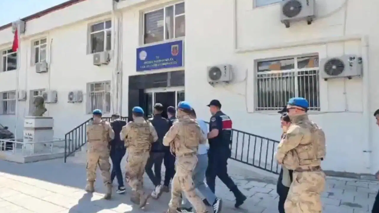diyarbakir-ve-mersinde-216-kilo-uyusturucu-madde-ele-gecirildi-k4eqzHEF.jpg