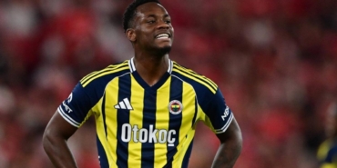 fenerbahceliler-cildirdi-jhon-durandan-galatasarayin-sampiyonlugu-sonrasi-flas-hareket-fOe28jUz.jpg