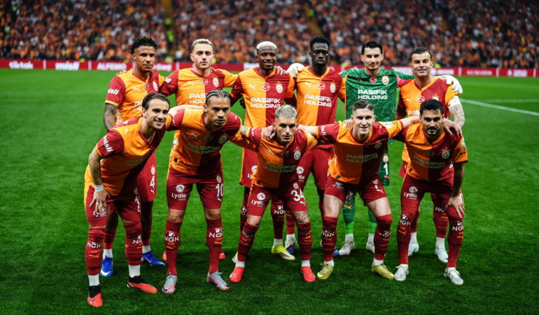 galatasarayda-4-futbolcu-bir-ilki-yasadi-G3kQQHxf.jpg
