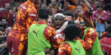 galatasarayda-4-futbolcu-bir-ilki-yasadi-rX6kV77V.jpg