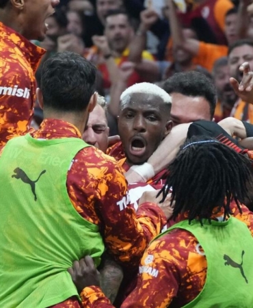 galatasarayda-4-futbolcu-bir-ilki-yasadi-rX6kV77V.jpg