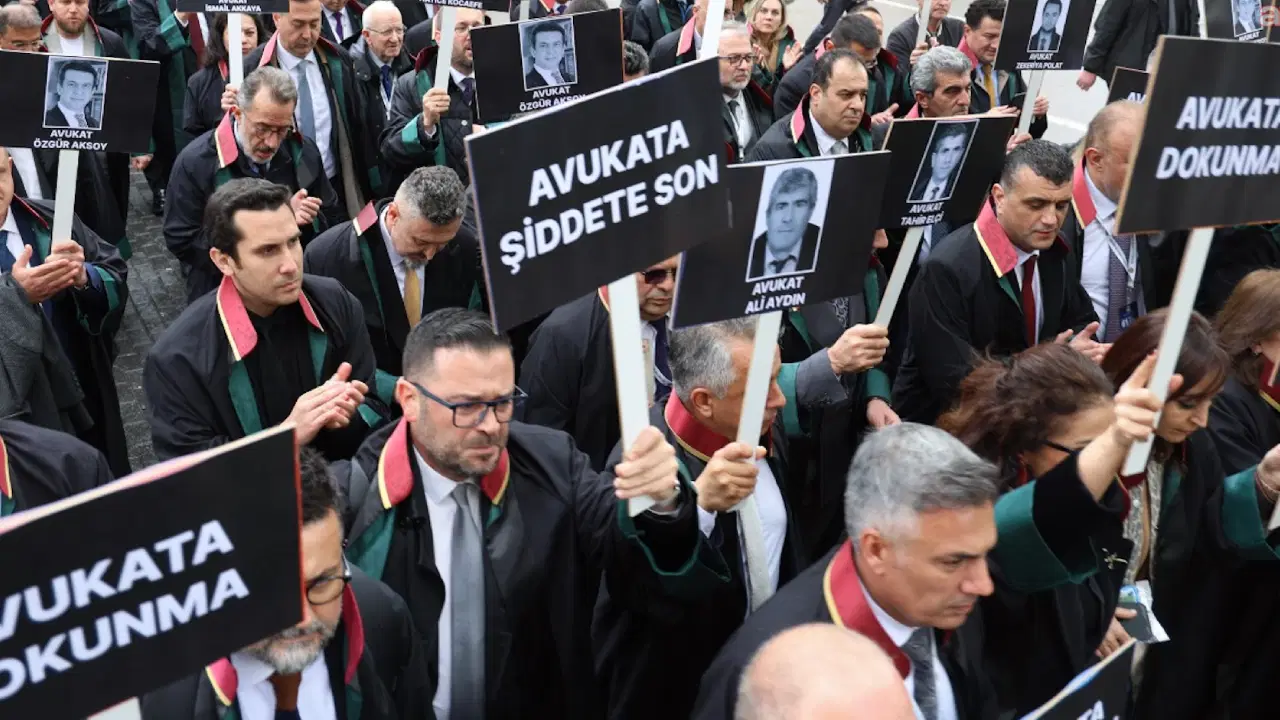 haciz-sirasinda-avukatin-parmagini-kirdigi-iddiasiyla-yargilanan-is-insanina-beraat-IiFTa18D.jpg