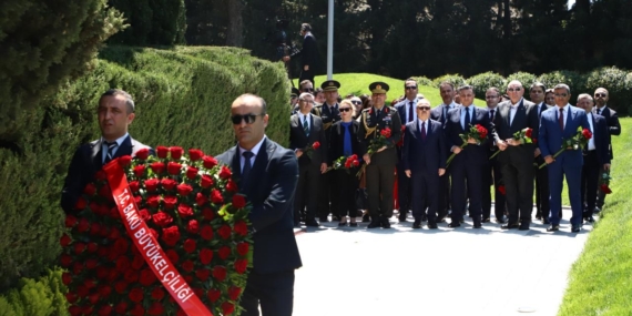 haydar-aliyev-dogumunun-103-yilinda-bakude-anildi-8Yjt4Vmb.jpg