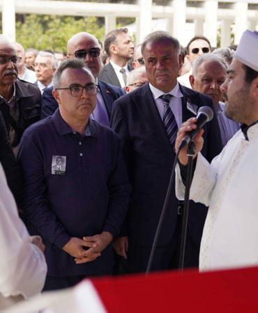 ibbye-yeni-operasyonda-bugun-hakkinda-gozalti-karari-cikmisti-yasin-cagatay-seckin-babasini-son-yolculuguna-2InsBllg.jpg