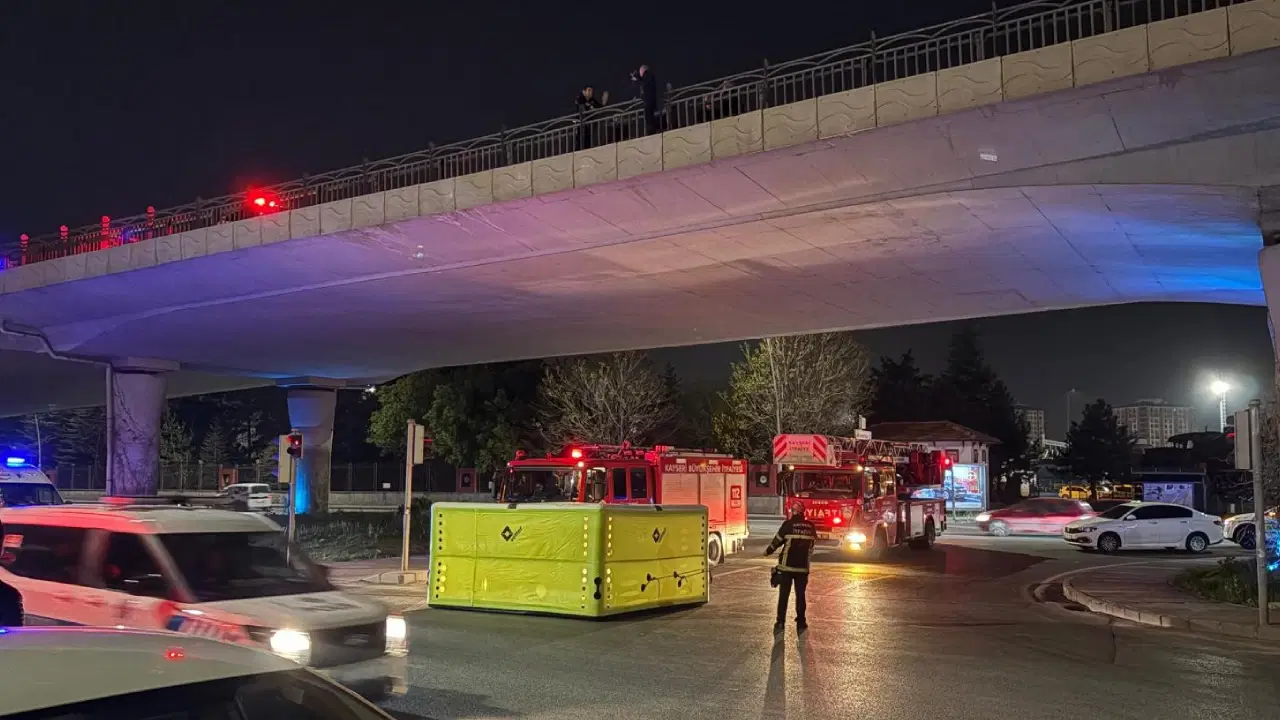 intihar-etmek-icin-kopruye-cikan-sahsi-polis-ikna-etti-zAKut3A7.jpg