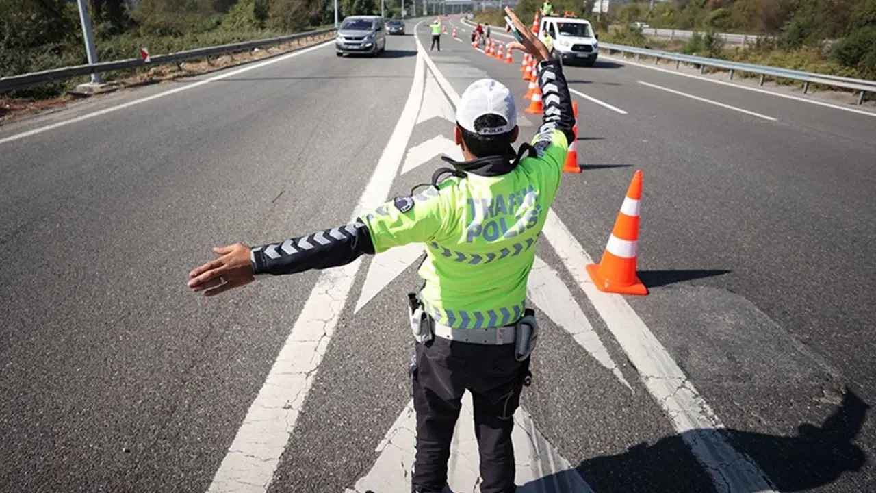 istanbulda-3-ilcede-bazi-yollar-trafige-kapatilacak-XcUYSNCY.jpg