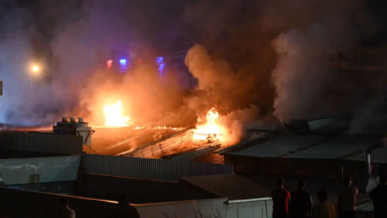 istanbulda-korkutan-fabrika-yangini-cok-sayida-ekip-sevk-edildi-W1aTuIrZ.jpg