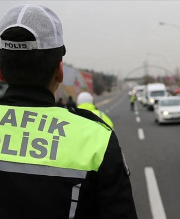 istanbulda-trafik-uyarisi-3-ilcede-yollar-kapanacak-AQFYrVOc.jpg