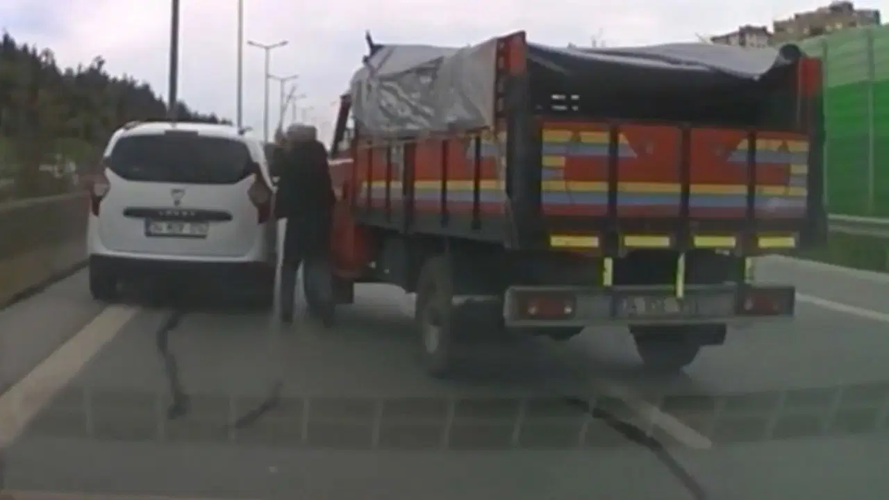 kartalda-trafikte-tartistigi-surucunun-aracina-saldiran-kamyon-soforune-180-bin-lira-ceza-BEkZ8W24.jpg