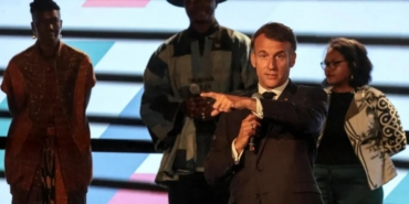 macron-seyircilere-bagirdi-ya-susun-ya-disari-cikin-JhSUnTHL.jpg