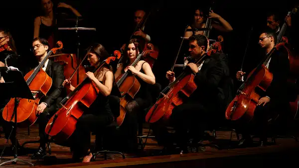 mersinde-carmina-burana-sahne-kantati-sanatseverlerle-bulustu-SdKEEEmI.png