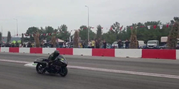 motodrag-yarislarinda-bariyerlere-carpan-surucu-yaralandi-N8RNKRxB.jpg