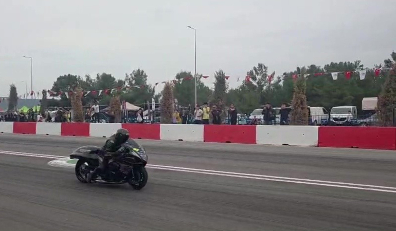 motodrag-yarislarinda-bariyerlere-carpan-surucu-yaralandi-N8RNKRxB.jpg
