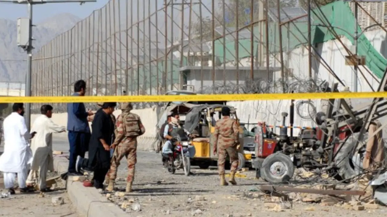 pakistanda-karakola-intihar-saldirisi-en-az-12-polis-oldu-cvAQktJj.jpg