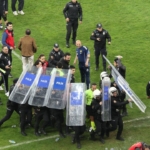 play-off-macinda-saha-karisti-soyunma-odasina-polis-kalkanlariyla-gittiler-k8yKxBIh.jpg