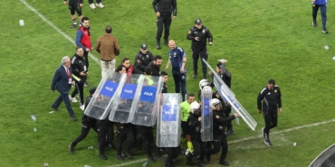 play-off-macinda-saha-karisti-soyunma-odasina-polis-kalkanlariyla-gittiler-k8yKxBIh.jpg