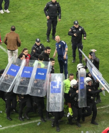 play-off-macinda-saha-karisti-soyunma-odasina-polis-kalkanlariyla-gittiler-k8yKxBIh.jpg