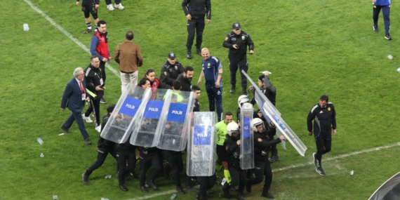 play-off-macinda-saha-karisti-soyunma-odasina-polis-kalkanlariyla-gittiler-k8yKxBIh.jpg