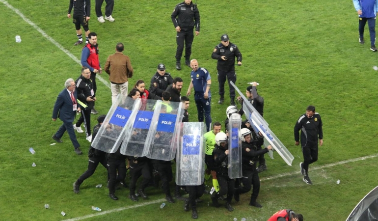 play-off-macinda-saha-karisti-soyunma-odasina-polis-kalkanlariyla-gittiler-k8yKxBIh.jpg