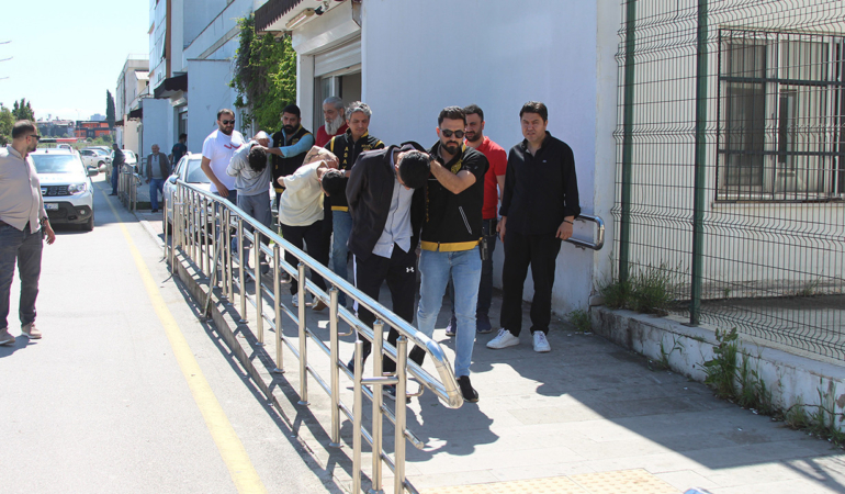 polisler-500-saatlik-goruntuleri-izledi-2-supheliyi-kiskivrak-yakaladi-RYhk8YCM.jpg