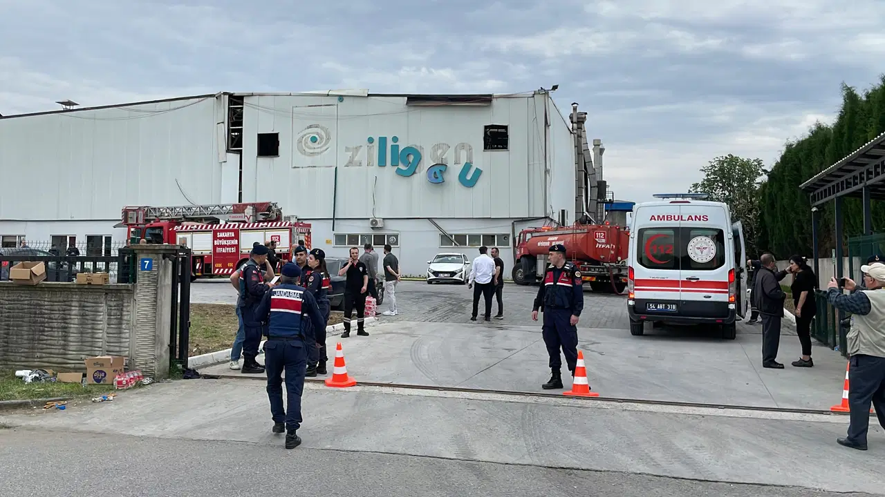 sakaryada-fabrikada-patlama-sonrasi-yangin-1i-agir-8-yarali-SOdQOwCD.jpg