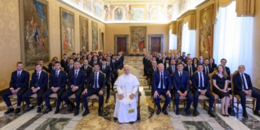 sampiyon-inter-papayi-ziyaret-etti-hakan-calhanoglu-katilmadi-GRvYyFlR.jpg