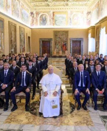 sampiyon-inter-papayi-ziyaret-etti-hakan-calhanoglu-katilmadi-GRvYyFlR.jpg