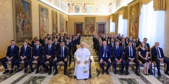 sampiyon-inter-papayi-ziyaret-etti-hakan-calhanoglu-katilmadi-GRvYyFlR.jpg