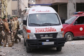 savasi-ahlaksizca-surdurmeye-devam-ediyor-israil-bu-kez-ambulansi-hedef-aldi-xWU12Pnp.jpg