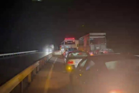 tir-devrildi-yol-ulasima-kapandi-x3eyIt1n.jpg